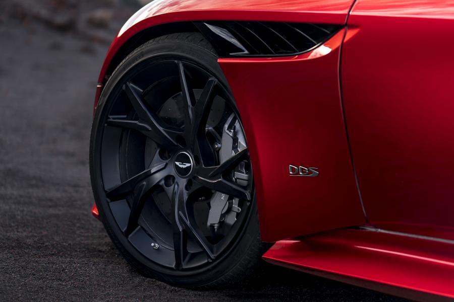 Детали экстерьера Aston Martin DBS Superleggera 2018 года  (WW) (фото 17 из 46)